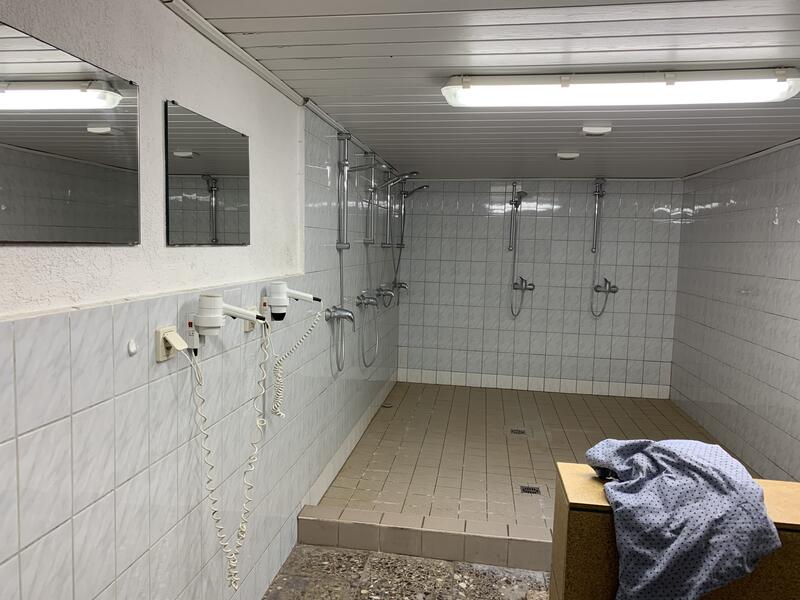 Sportlerheim Faulungen Duschen vorher